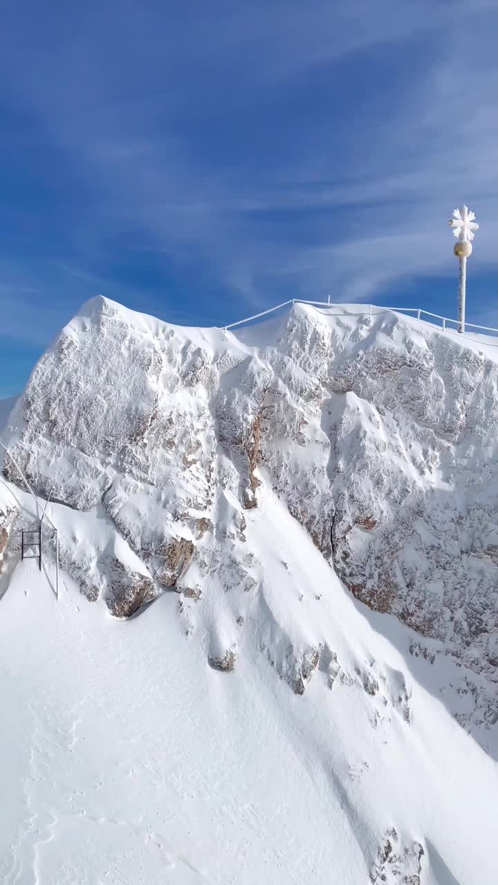 Zugspitze山峰的美丽景色与暴风雪视频素材