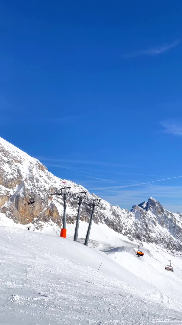 Zugspitze峰的雪山景观和滑雪活动。视频素材