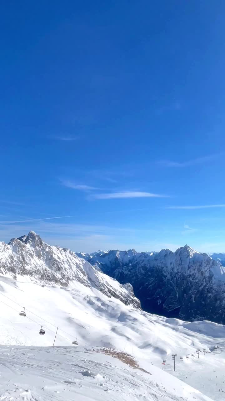 Zugspitze峰的雪山景观和滑雪活动。视频素材