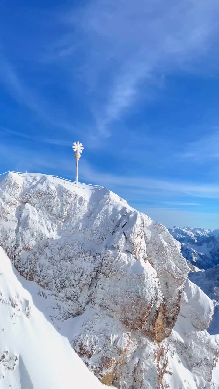 Zugspitze山峰的美丽景色与暴风雪视频素材