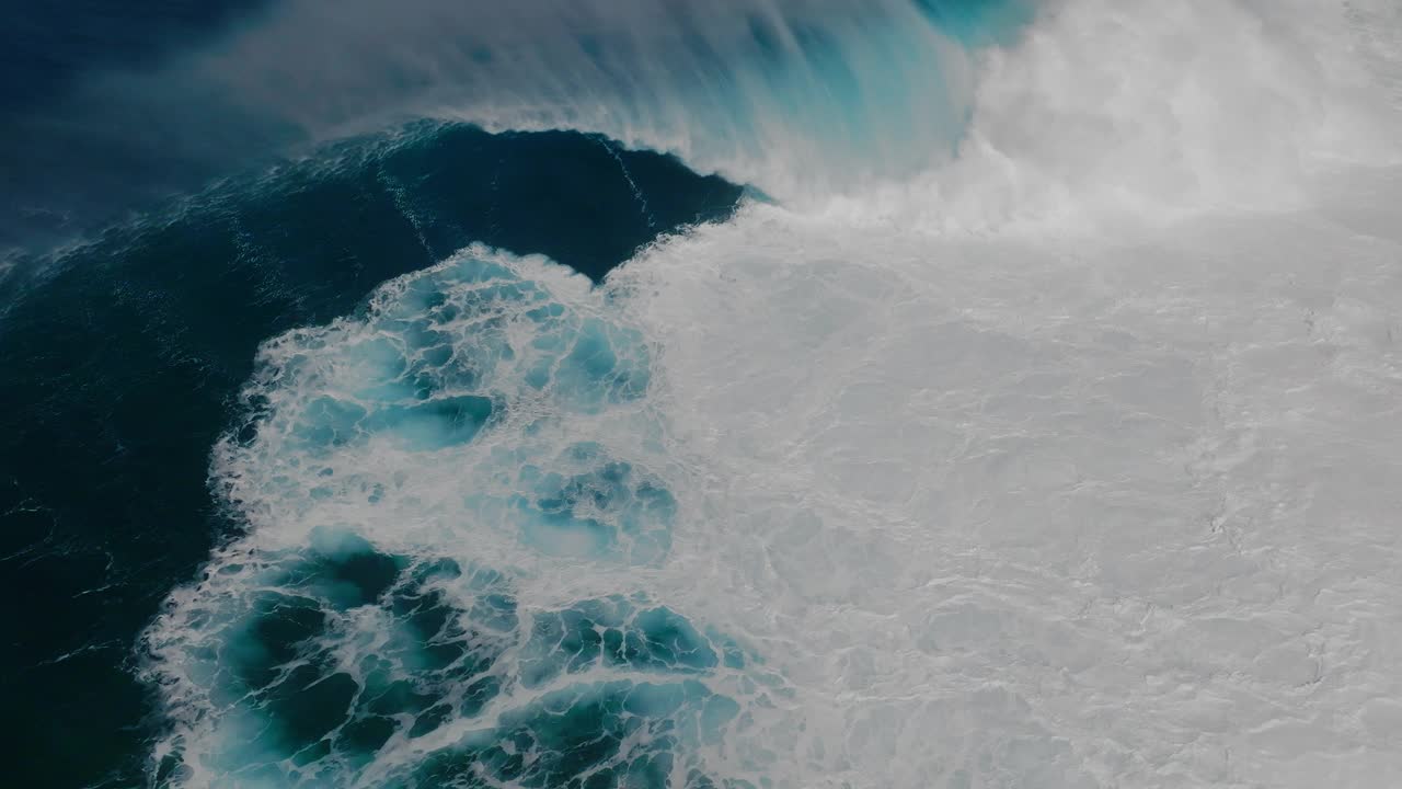 空中拍摄的巨大的蓝色海浪坠毁视频下载