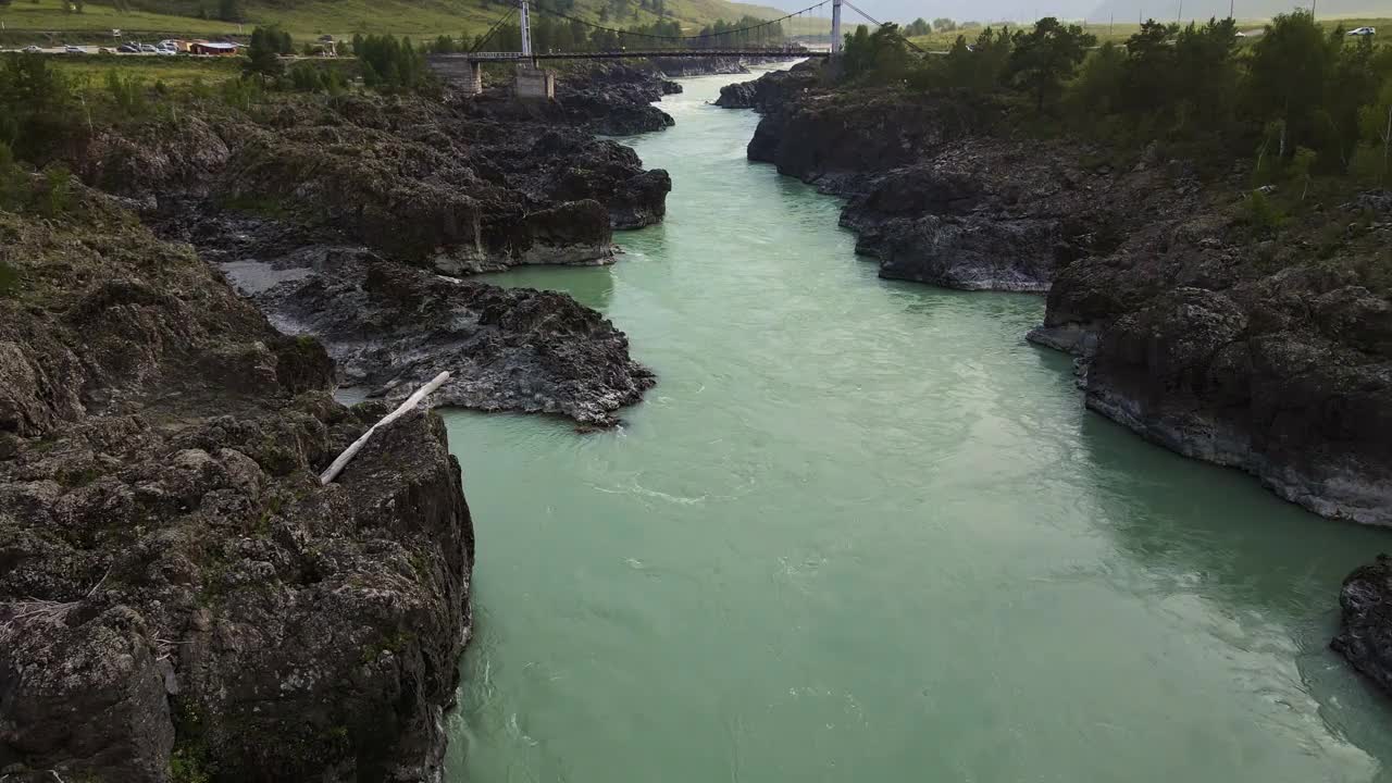 鸟瞰Oroktoy桥和河流激流视频素材