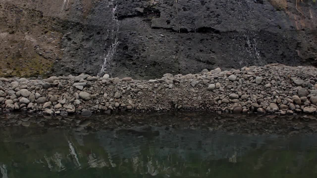 这座水坝看起来是干涸的视频下载