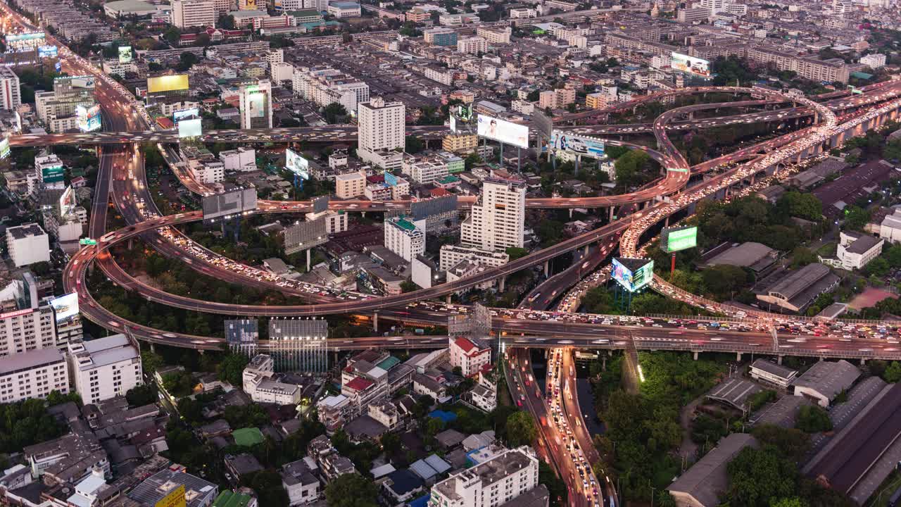 曼谷金融区和天际线的繁忙道路交叉路口的WS/TL/昼夜过渡时间推移，交通和通勤者在高峰时段视频素材