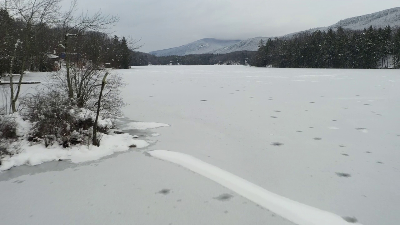 飞越白雪覆盖的佛蒙特湖视频素材