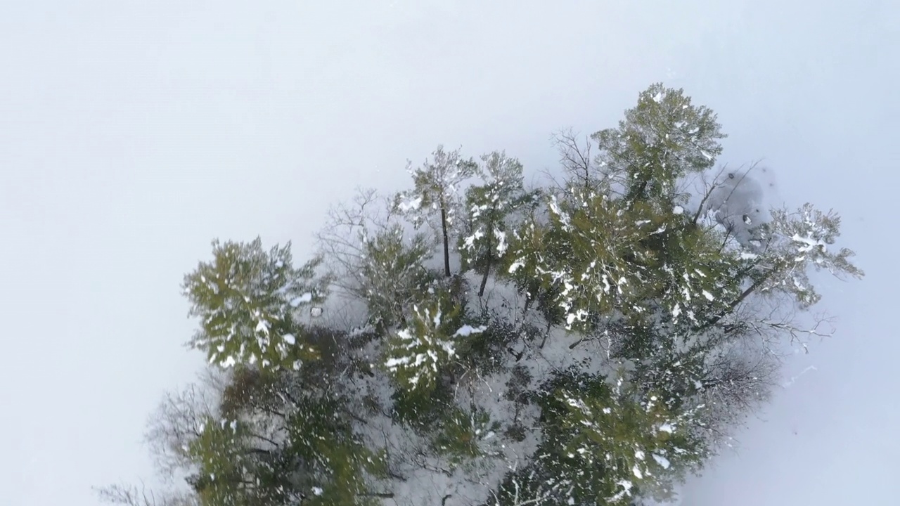 雪湖上空的空中视频素材