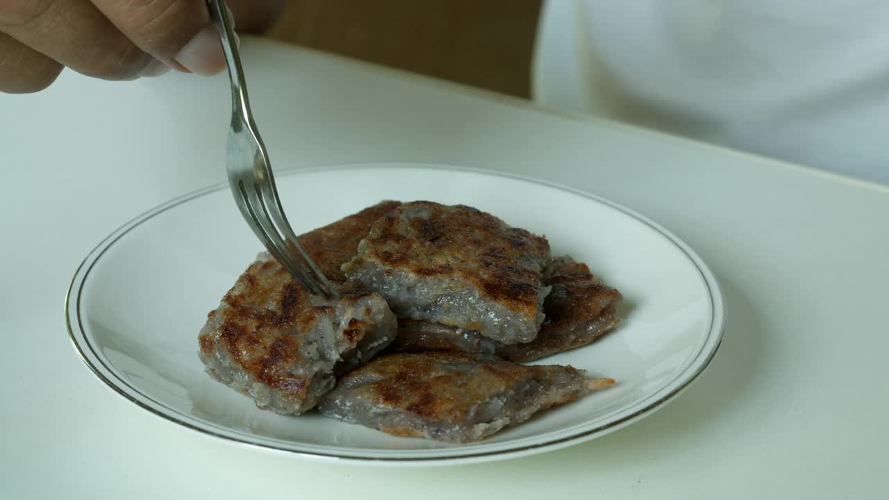 椰子蛋白杏仁饼或椰子煎饼，传统的泰国甜点视频素材