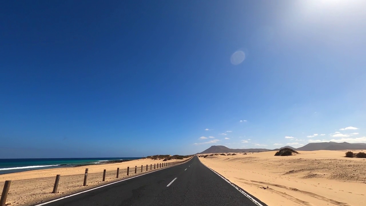 在空旷的道路上驾车旅行，周围是风景优美的乡村。在沙漠上驾车旅行。交通和假期旅行的概念。Pov汽车透视地面沥青视频素材