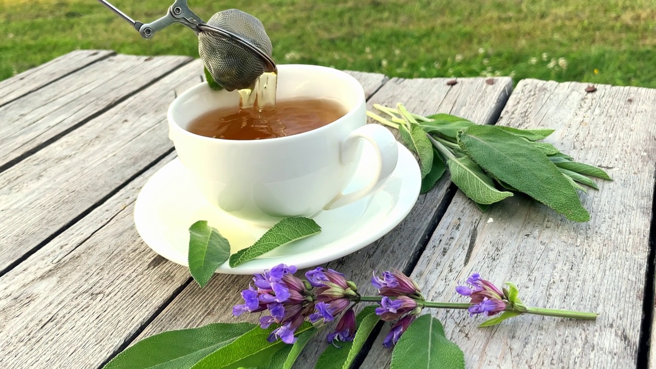 鼠尾草凉茶，鼠尾草。木板上的鼠尾草叶子和花朵。视频素材