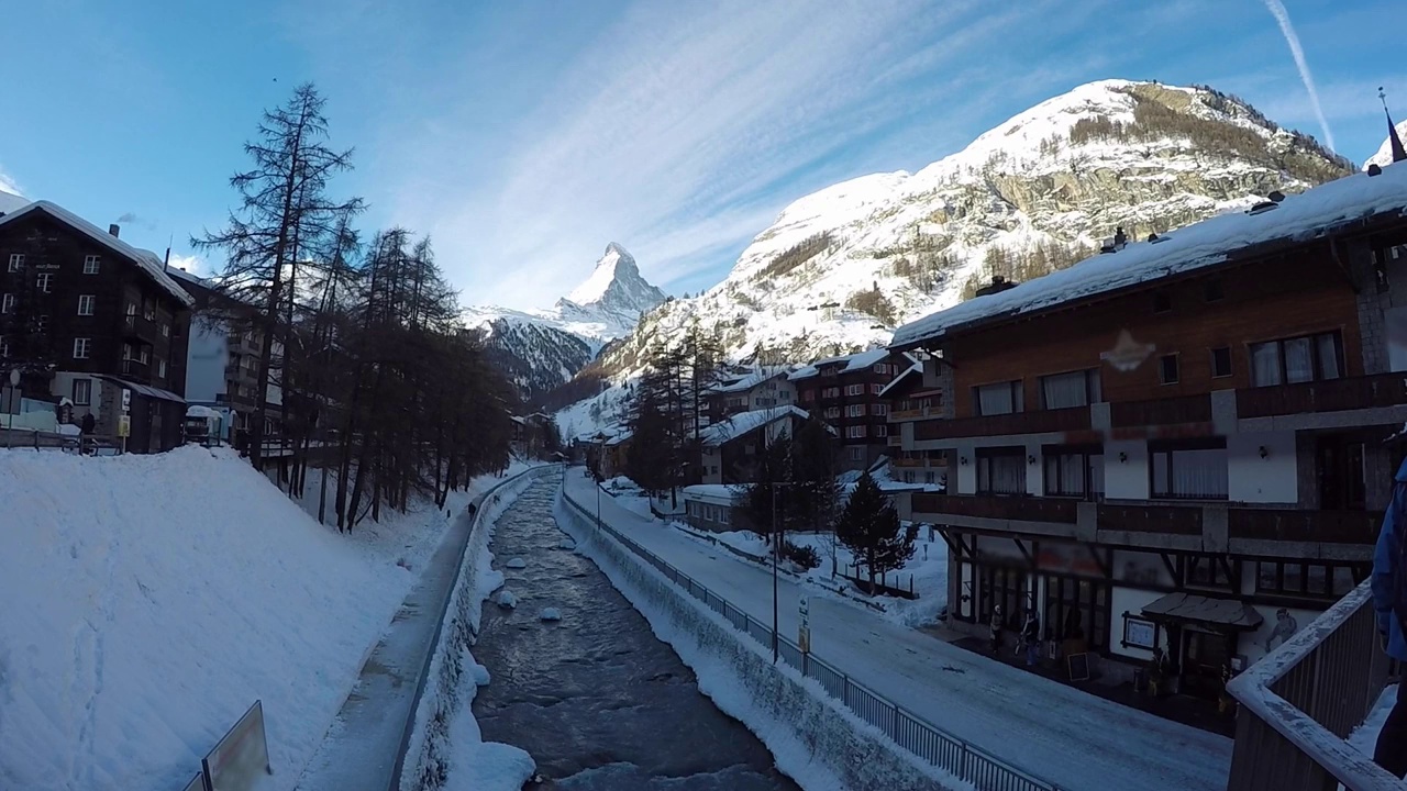 采尔马特一个美丽晴朗的雪天，远处的马特洪峰令人印象深刻视频素材