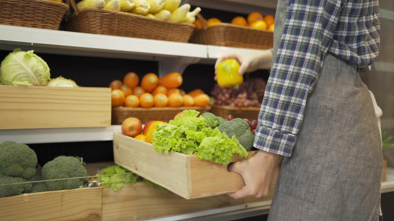 在超市或零售商店工作的白人妇女的肖像和食品杂货产品。购买食物。人们的生活方式。业务服务。职员视频素材