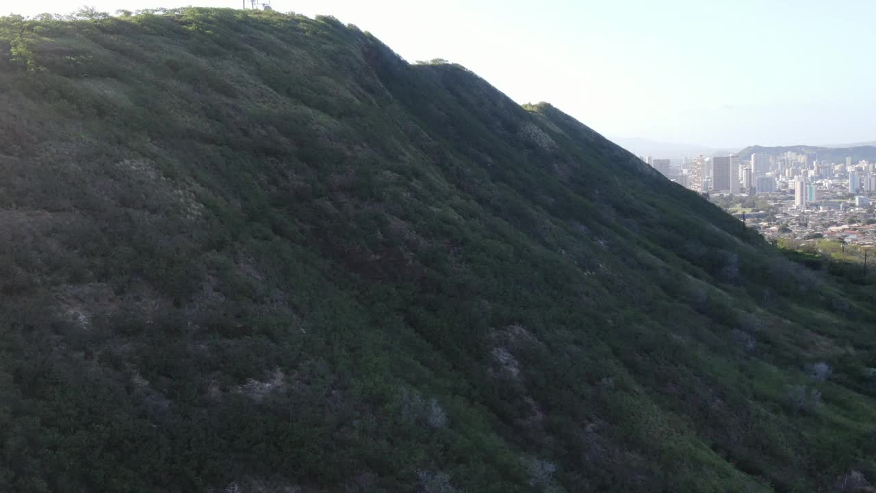 钻石头陨石坑和火奴鲁鲁市中心，侧视图视频素材