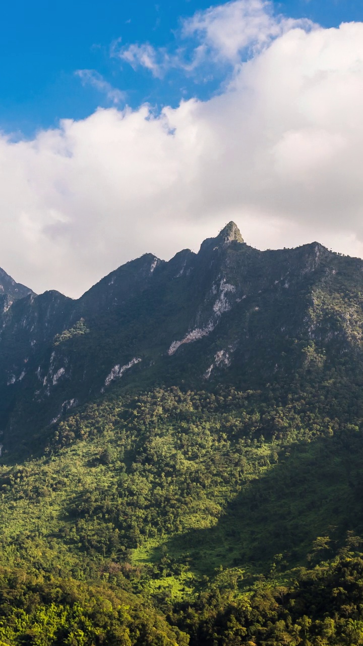 时间流逝的移动云在土銮江岛山视频下载