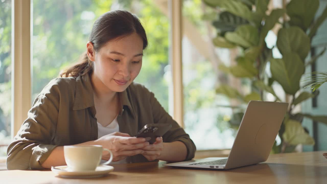 女人在工作时使用智能手机视频素材