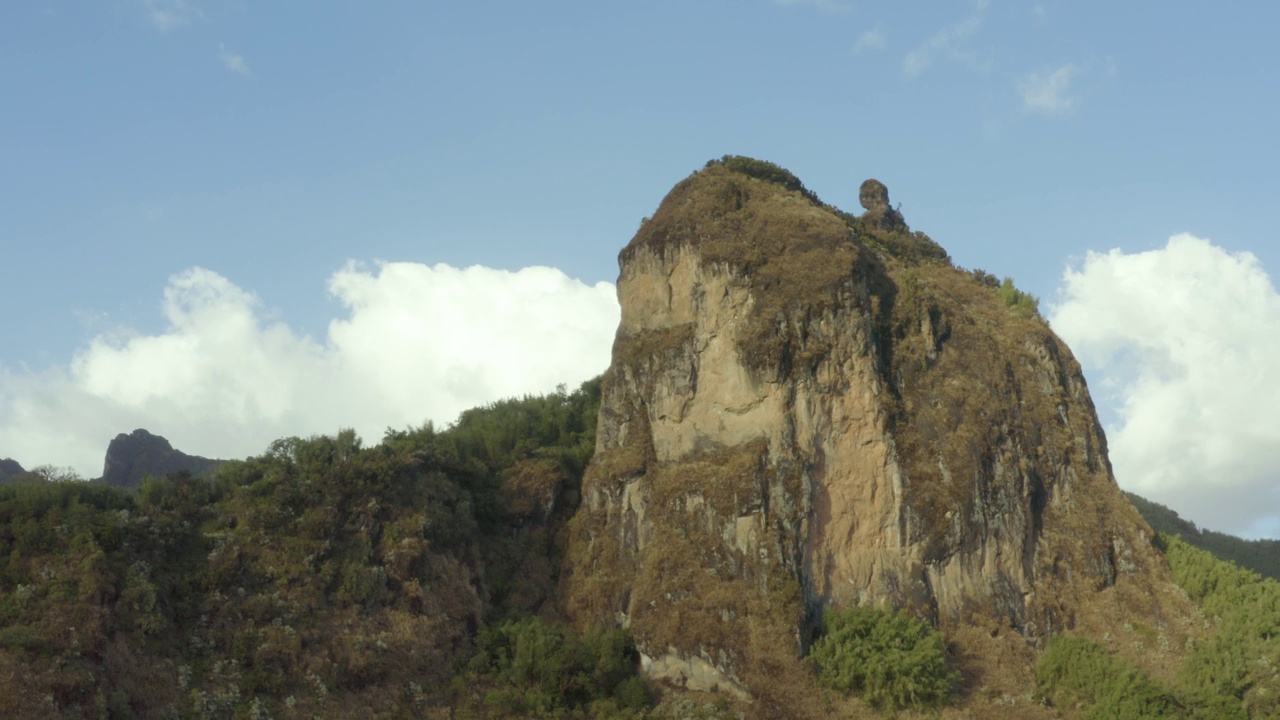 航拍埃塞俄比亚一座长满植被的陡峭山峰视频素材