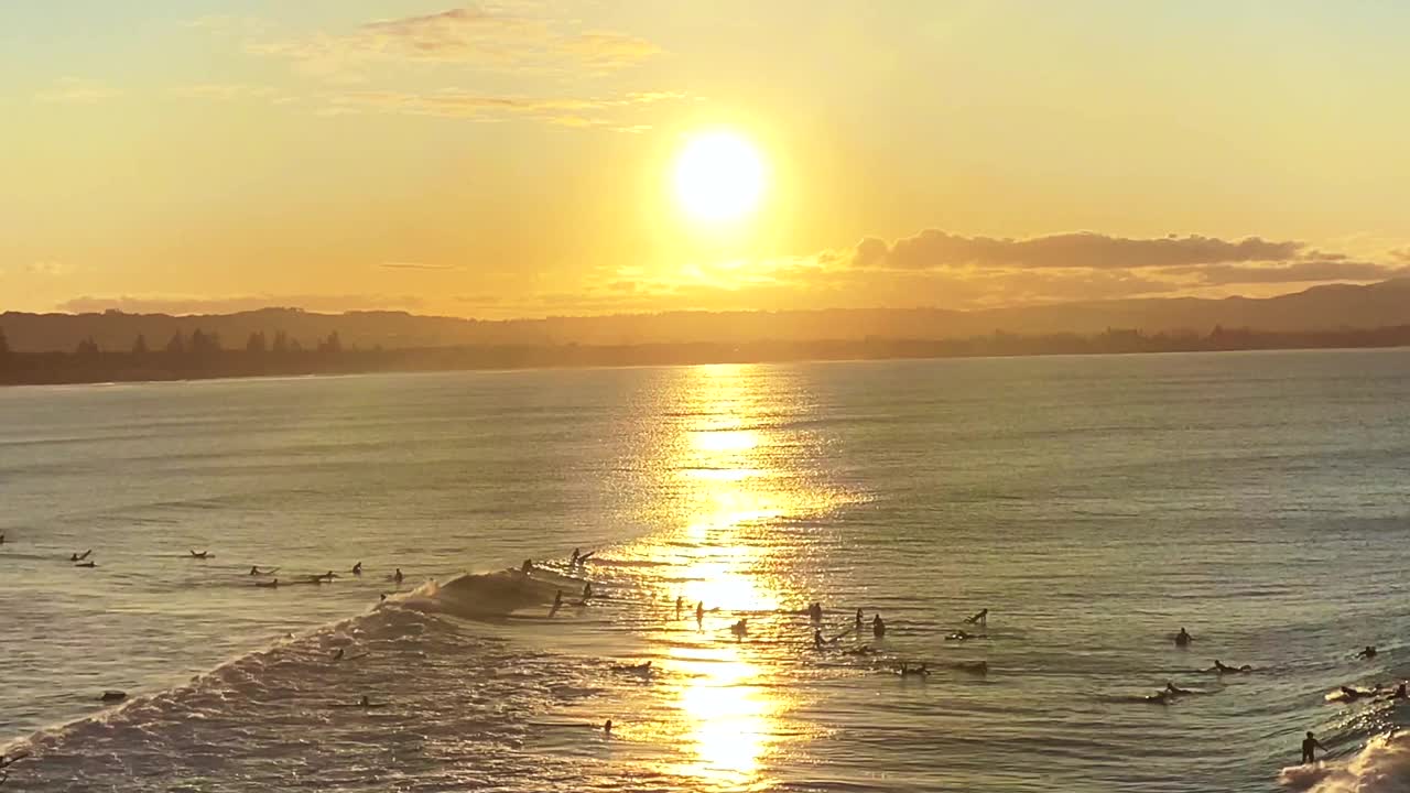 日落冲浪平静的海浪视频素材