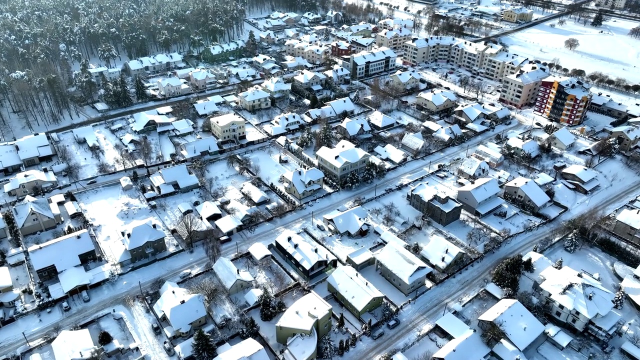 冬天的联排别墅。屋顶房屋在雪中，俯视图。雪景中的住宅小区。视频素材