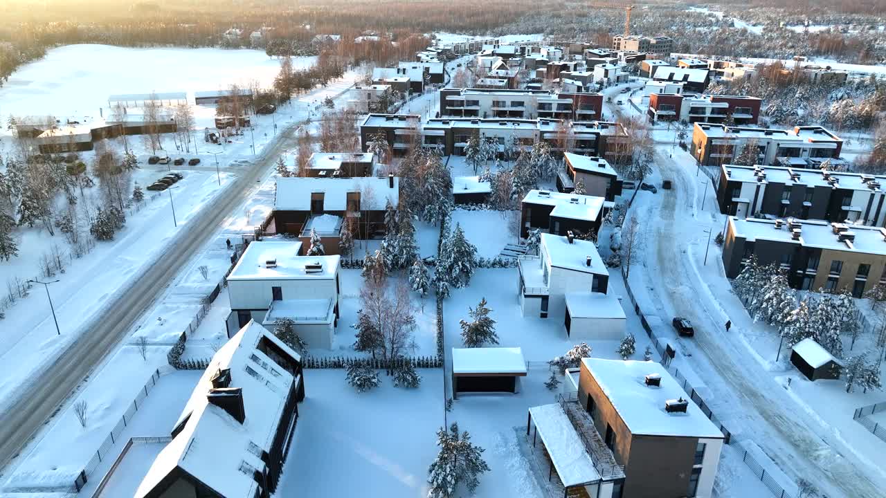 冬天的联排别墅。屋顶房屋在雪中，俯视图。雪景中的住宅小区。视频素材