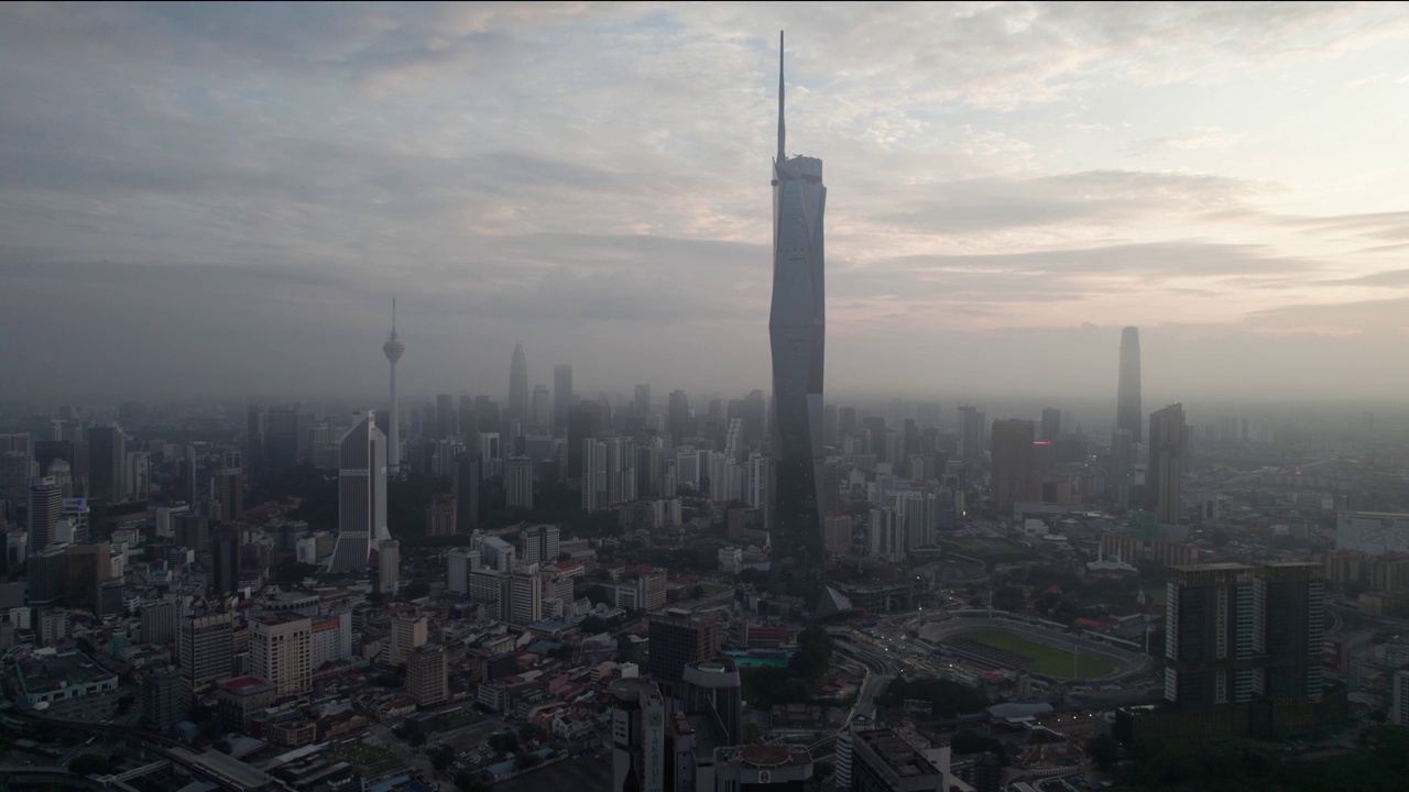 在多云日出期间，无人机拍摄了马来西亚最高的建筑。视频素材