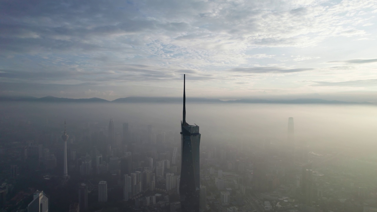 多云日出时，无人机拍摄的马来西亚最高建筑。视频素材