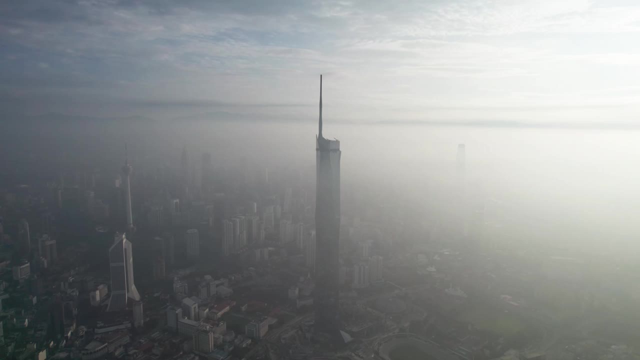 在多云日出期间，无人机拍摄了马来西亚最高的建筑。视频素材