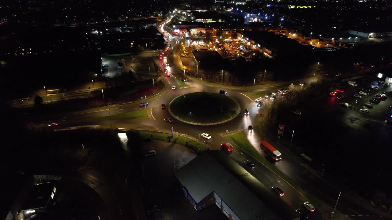 英国卢顿市交通照明道路的鸟瞰图视频素材