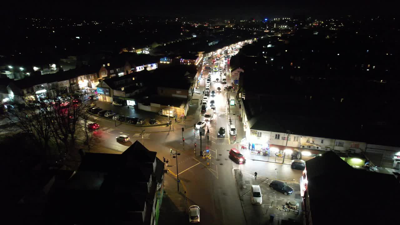 英国卢顿市交通照明道路的鸟瞰图视频素材