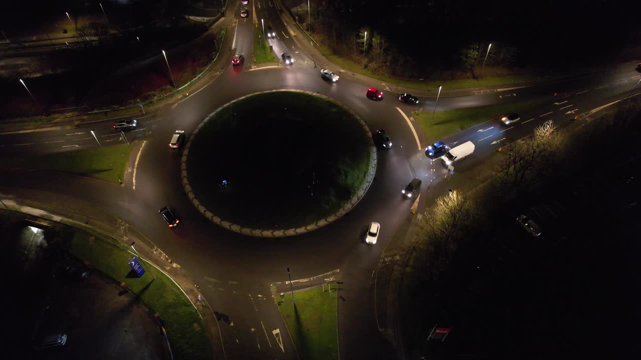 英国卢顿市交通照明道路的鸟瞰图视频素材