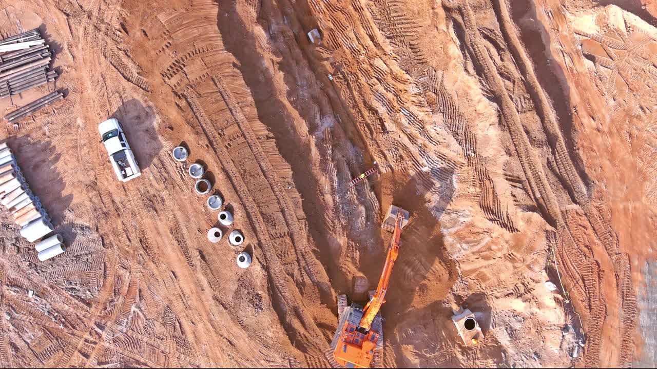 为在建筑地盘敷设污水渠而进行的建筑地盘挖掘工程，包括挖掘连接地下雨水渠系统管道的沟渠视频素材