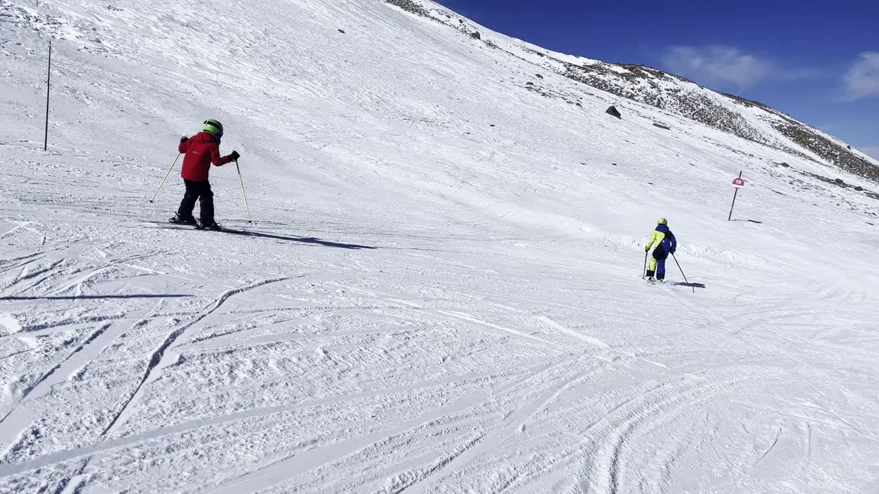 父子俩在滑雪场的山上滑雪视频素材