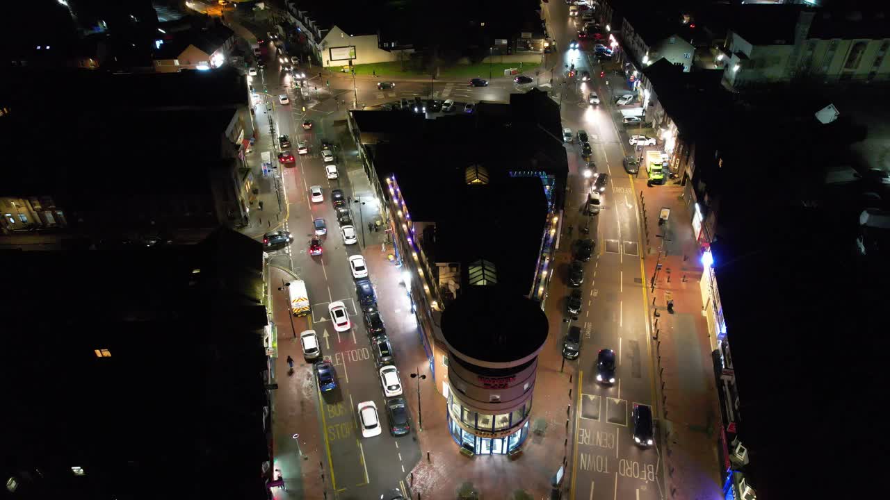 英国卢顿市交通照明道路的鸟瞰图视频素材