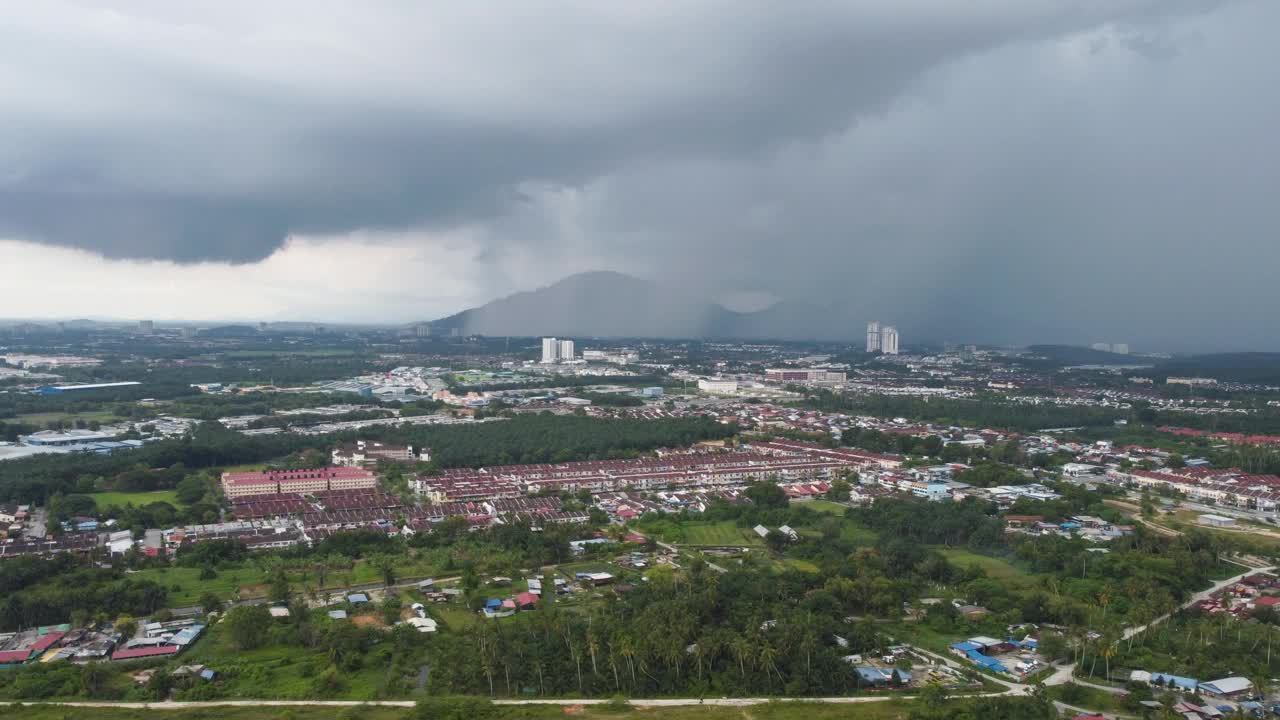 无人机拍摄到的超倾移动到下雨的农村居民点视频素材