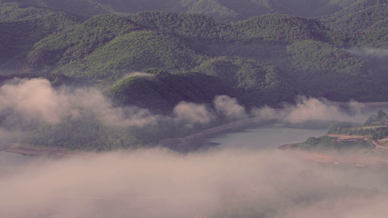 自然风景——白天玉井湖和Bungeoseom小岛附近的山、云海、湿雾和水库/韩国全北临实郡视频素材