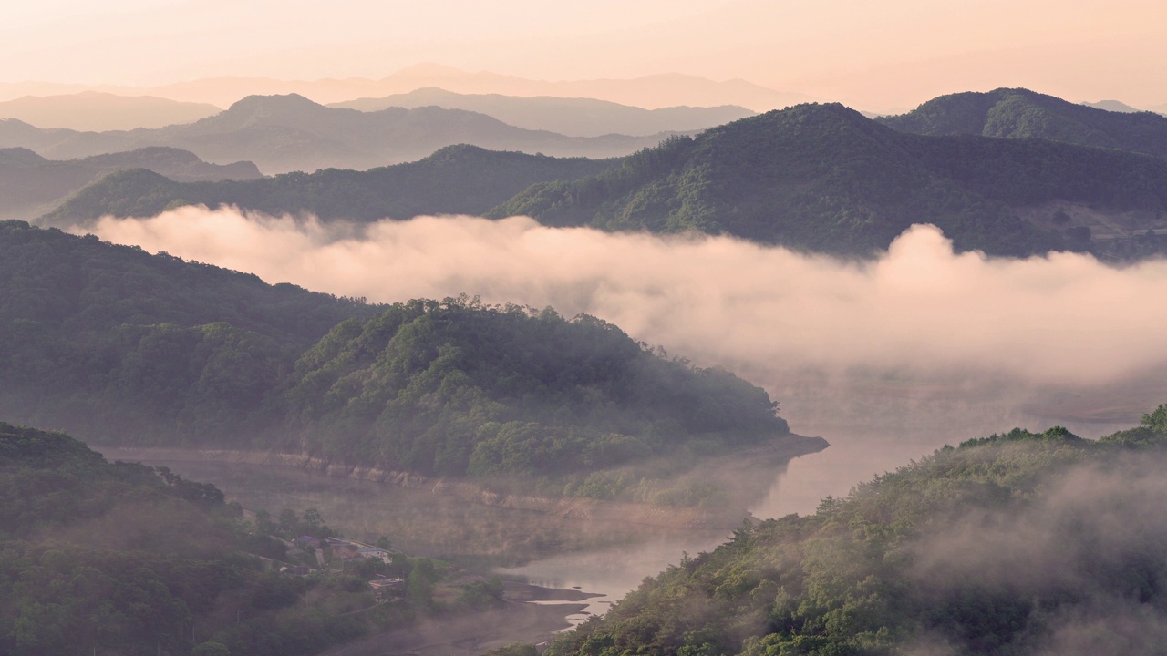 自然风景——白天玉井湖和Bungeoseom小岛附近的山、云海、湿雾和水库/韩国全北临实郡视频素材