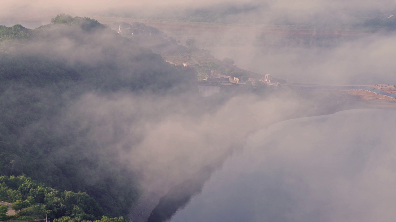 自然风景——白天玉井湖和Bungeoseom小岛附近的山、云海、湿雾和水库/韩国全北临实郡视频素材