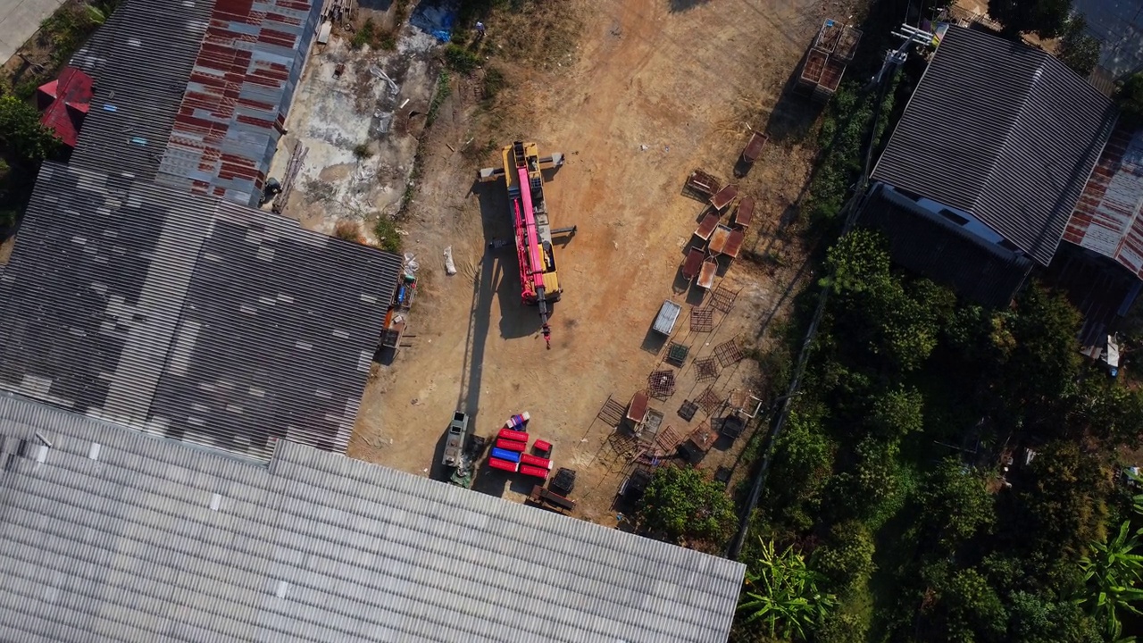 移动起重机站在仓库等待起钢。在建筑工地工作的起重机操作员和移动式起重机。视频素材