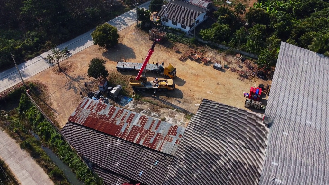 移动起重机站在仓库等待起钢。在建筑工地工作的起重机操作员和移动式起重机。视频素材