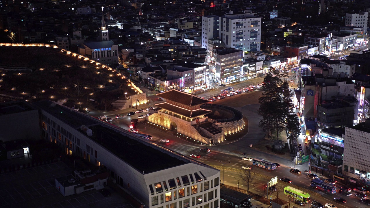 夜间东大门和兴之门附近的市中心/韩国首尔钟路区视频素材