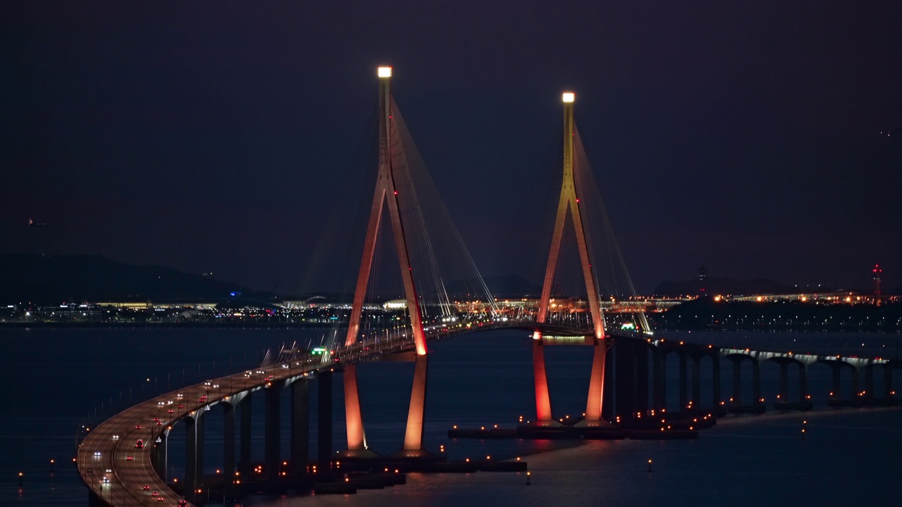 松岛国际商务区，incheondaygo大桥，黄海，高速公路和夜间货轮/延寿区，仁川，韩国视频素材