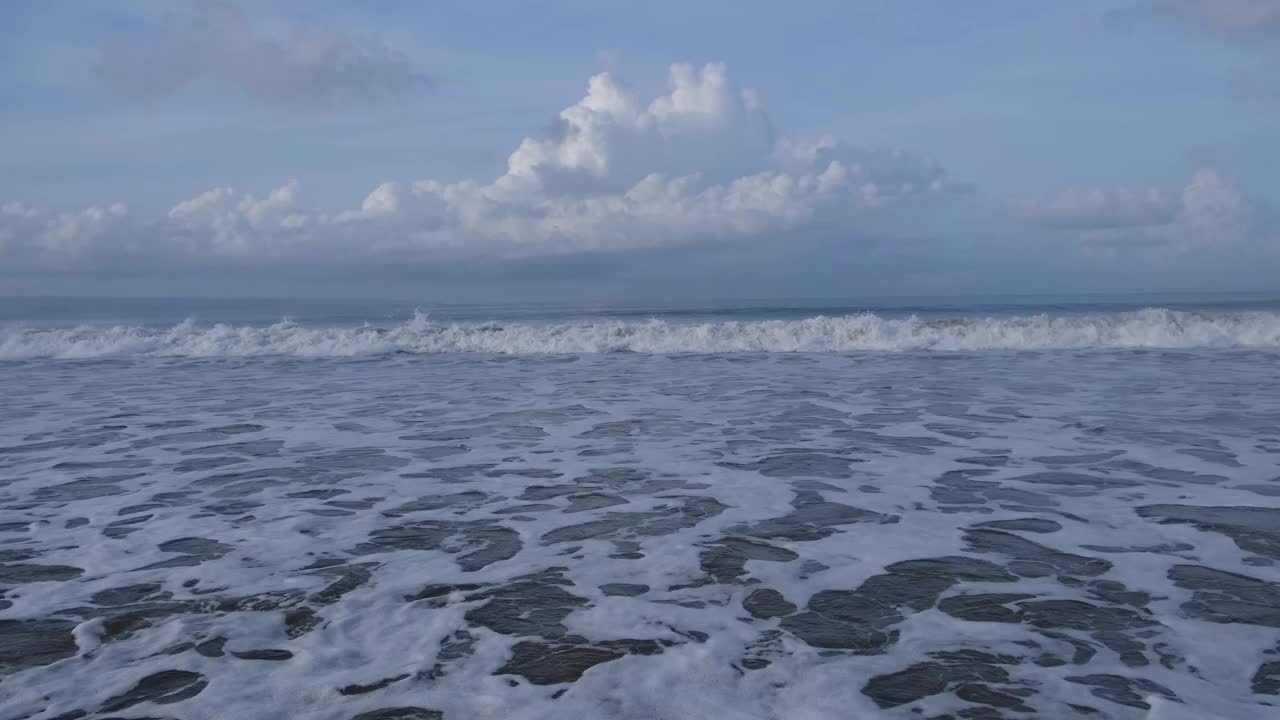 大浪在海洋上翻滚的特写。自然的力量。视频下载