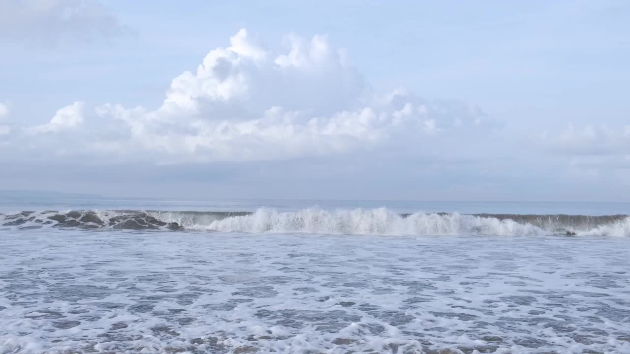 大浪在海洋上翻滚的特写。视频下载