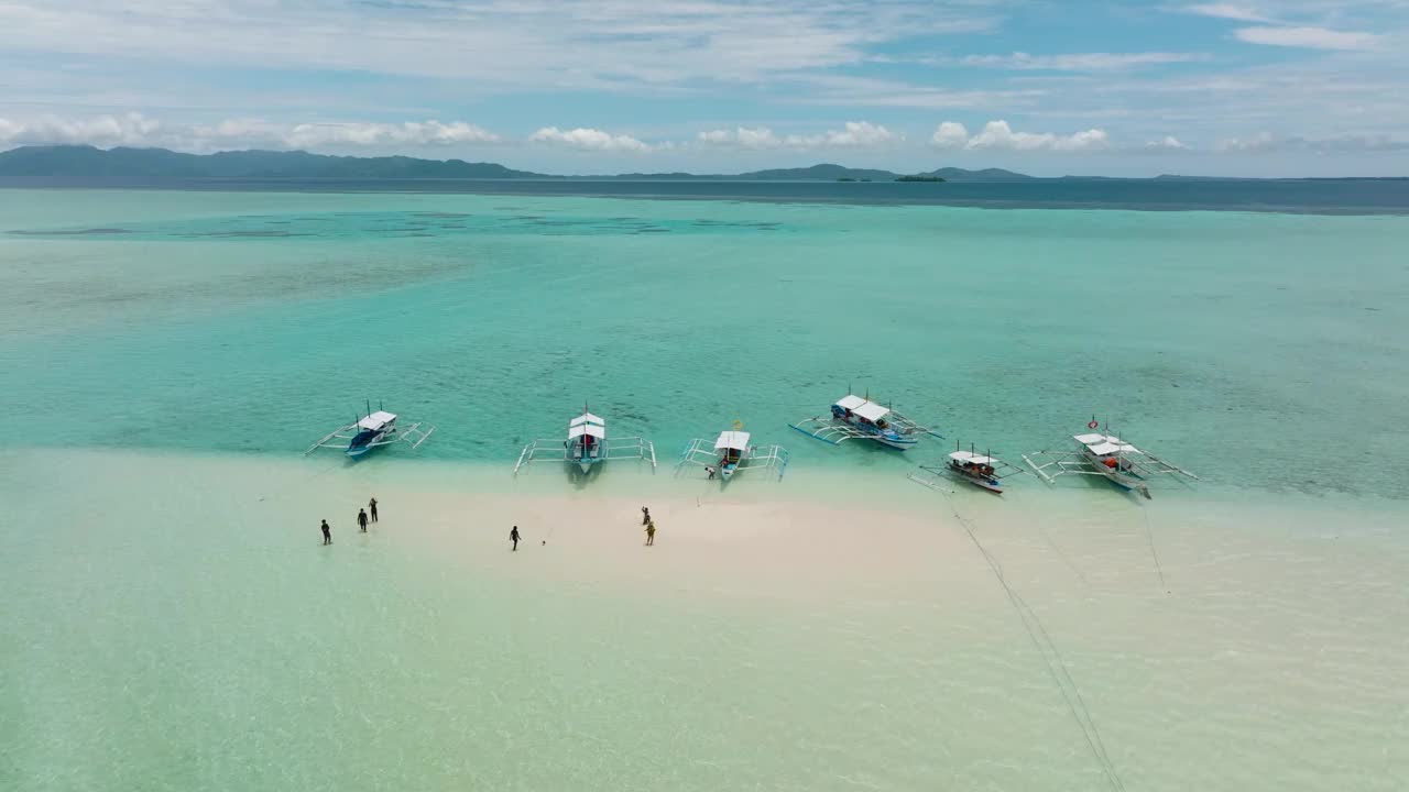 美丽的沙滩和海浪。视频素材