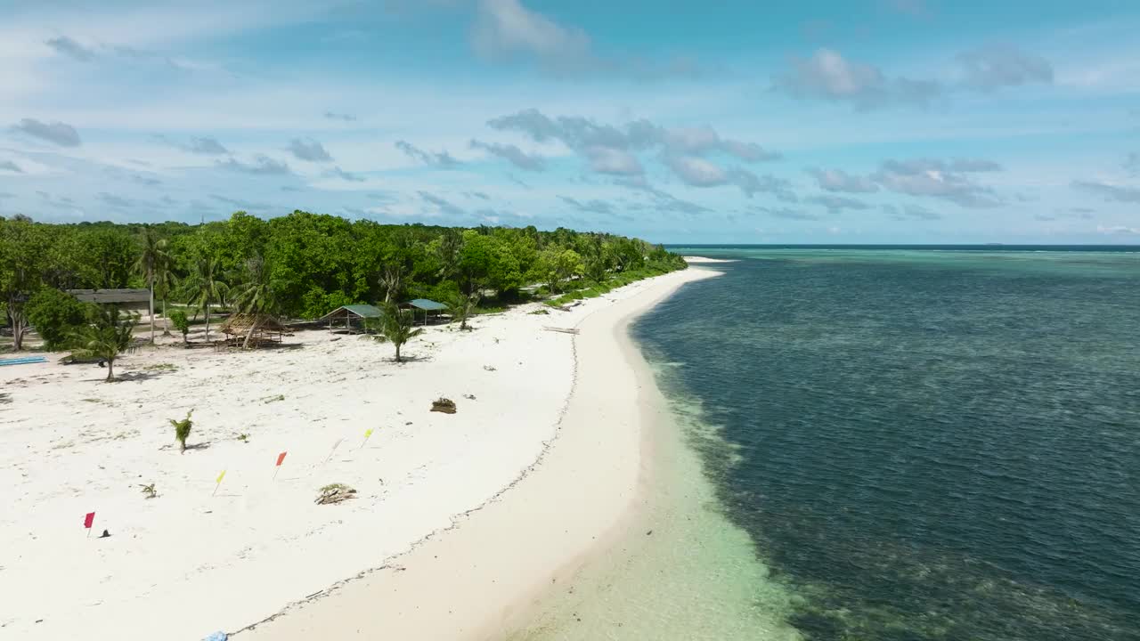 有海和岛的海景。视频素材