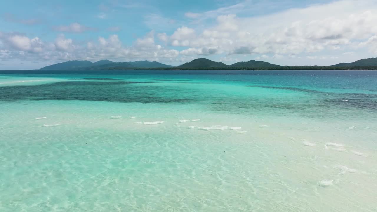 有海和岛的海景。视频素材