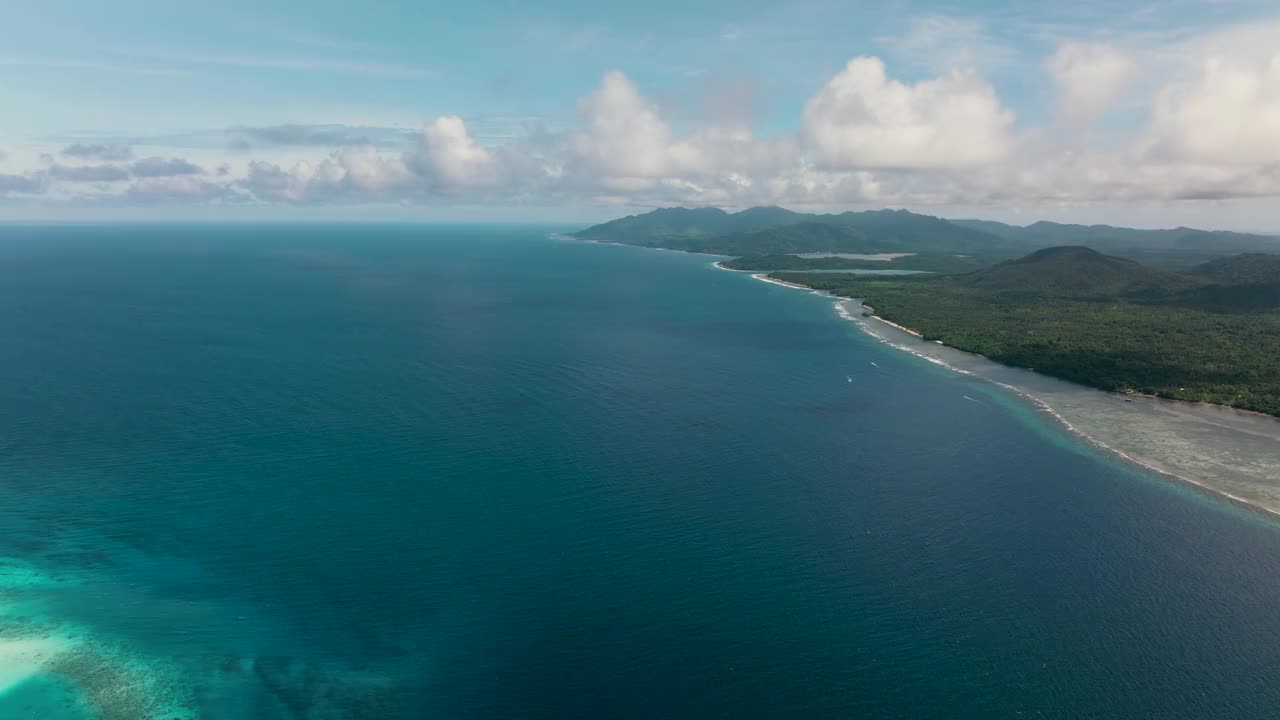 有海和岛的海景。视频素材