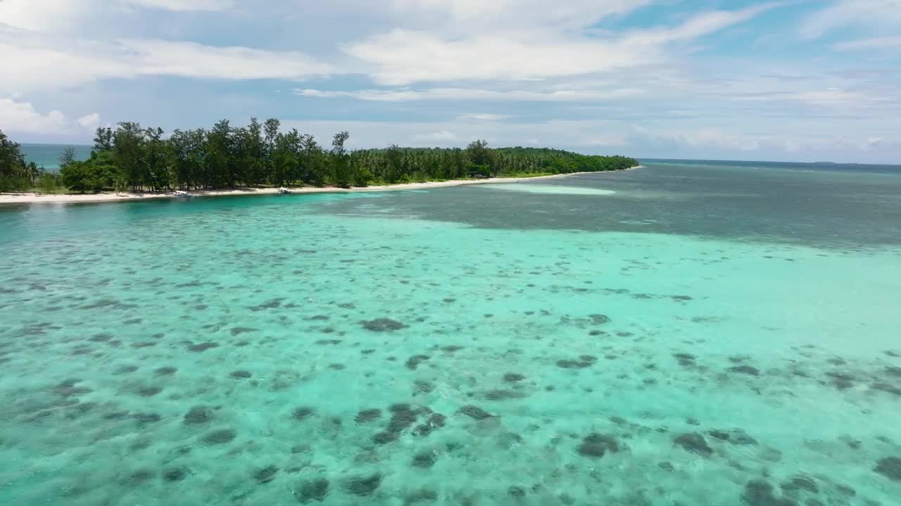 有海和岛的海景。视频素材