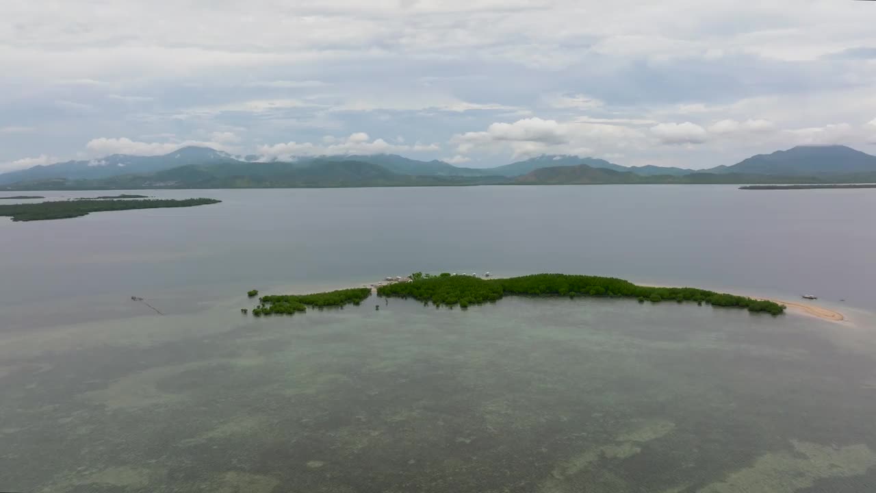 有海和岛的海景。视频素材