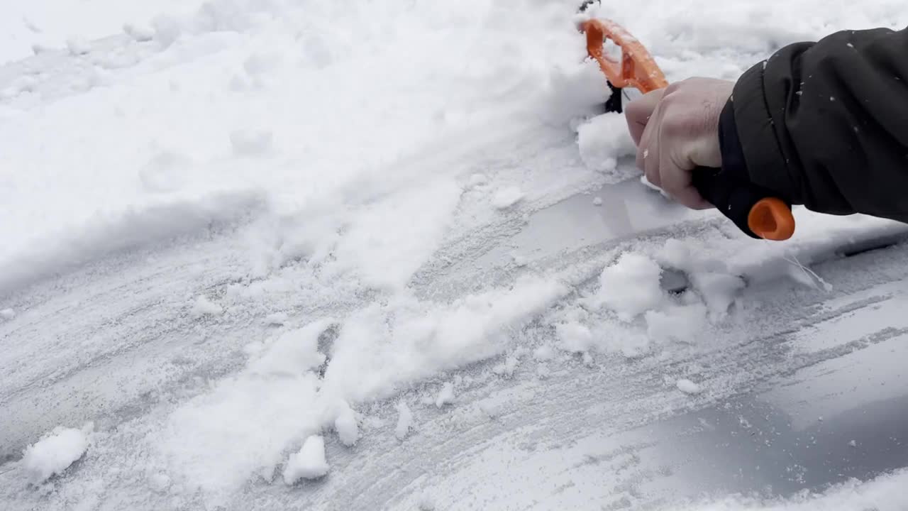 清除汽车引擎盖上的积雪视频素材