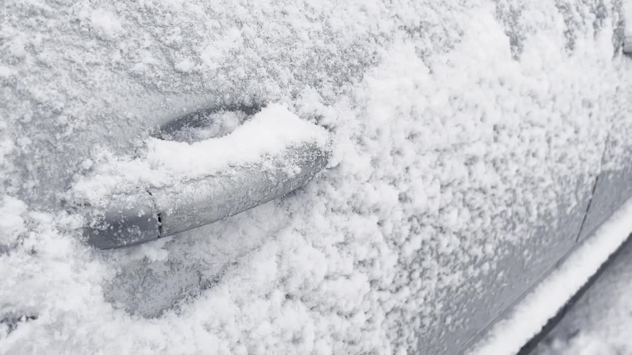 汽车门把手被雪覆盖视频素材