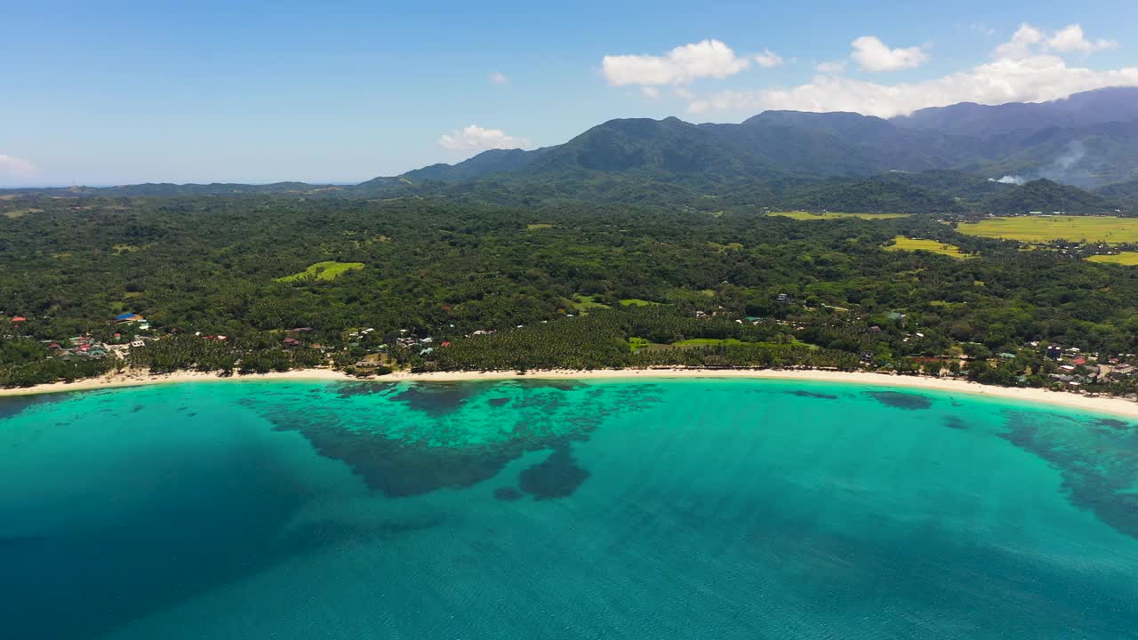 沙滩和蓝绿色的海水。视频素材